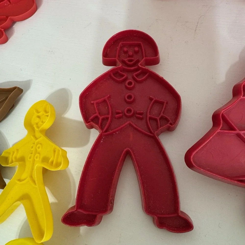 Lot Of 3 Tupperware & 13 Wilton 1984 Cookie Cutters w/ Santa & Angel How To Book